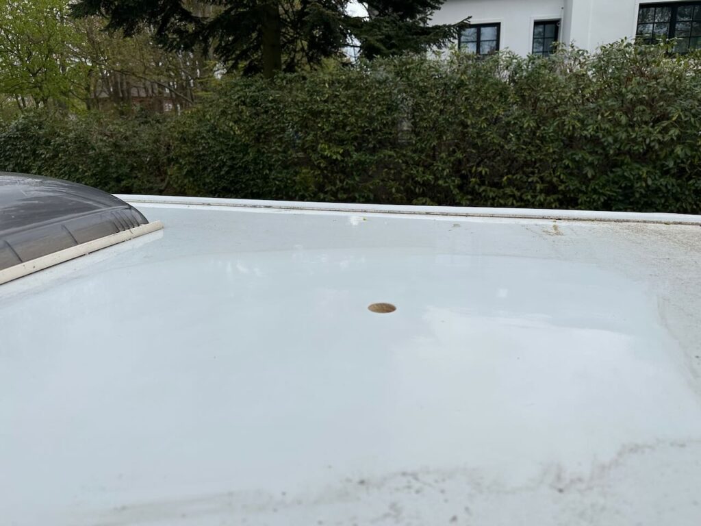 Das Bohrloch von Außen auf dem Dach